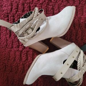 A cute pair if 3" heel size women's size 6 tan in